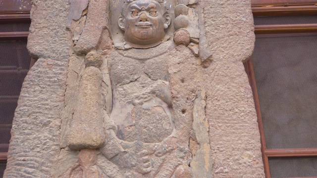中国甘肃省天水市麦积山石窟庙群丝绸之路上一座有宗教洞穴的山