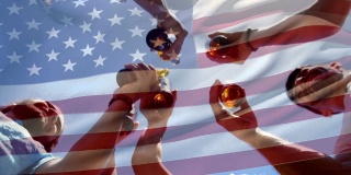 7月4日，一群朋友举杯庆祝美国国旗