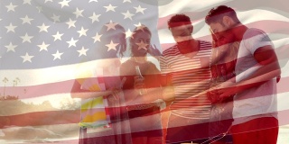 一群朋友在海滩上庆祝7月4日的美国国旗。