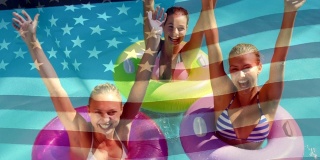 泳池里的女人和美国国庆日的国旗。