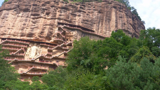 中国甘肃省天水市麦积山石窟庙群丝绸之路上一座有宗教洞穴的山
