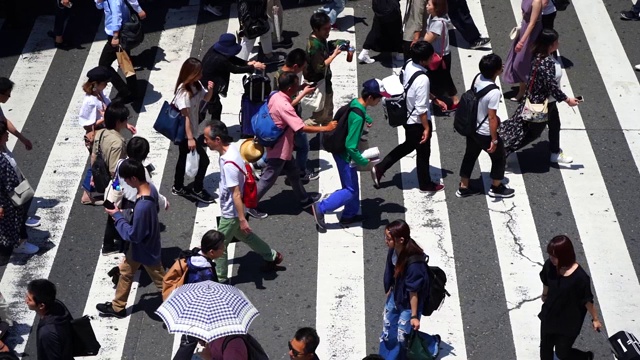 在日本大阪梅田，人们正在走人行横道