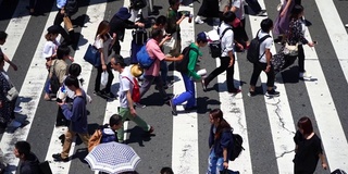 在日本大阪梅田，人们正在走人行横道