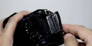 靠近的手从SD卡插槽的单反相机的SD卡