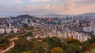 首尔市中心城市天际线的时间推移，日落时南山公园北首尔塔的鸟瞰图。最好的视角和徒步从望山在首尔市，韩国视频素材模板下载