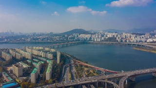 韩国首尔市区天际线，高速公路上的车辆和横跨汉江的大桥。视频素材模板下载