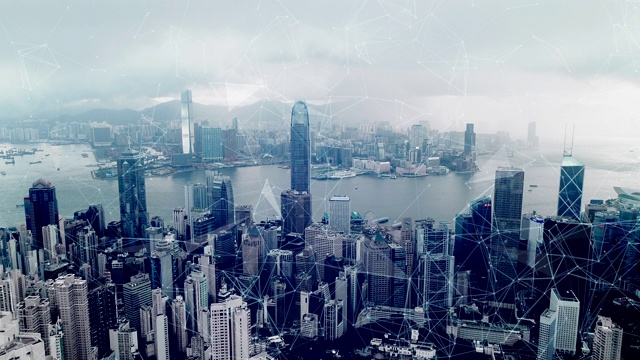 4K无人机和网络技术在通信中是一个蜘蛛网，背景是香港的风景。