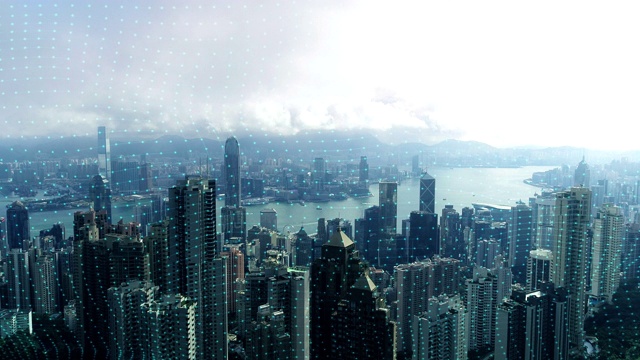 4K无人机和网络技术在通信中是一个蜘蛛网，背景是香港的风景。