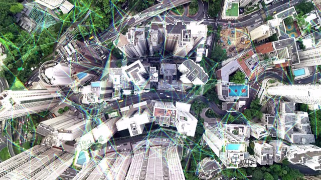 俯视图4K无人机和网络通信技术是一个蜘蛛网，背景是香港的视图。