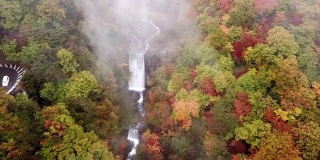 空中拍摄的秋天瀑布与森林在日光日本改变了颜色