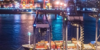 延时:航拍香港青衣港货轮夜间装卸货物