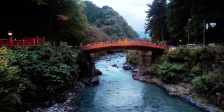 新桥在秋天的黄昏时分，日本日光，慢镜头