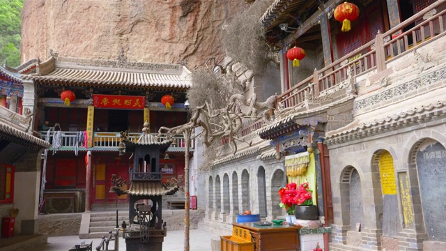 中国古代传统寺庙天水巫山水幕洞窟，中国甘肃