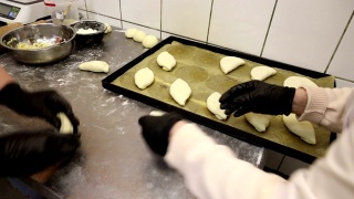 厨师在烹饪店做生面团卷，派和椒盐卷饼视频素材模板下载