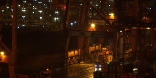 延时:鸟瞰图在香港青衣港的夜间往货轮装货