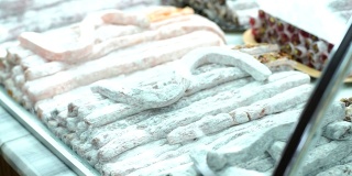 土耳其传统糖果，rahat lukum在集市的柜台。