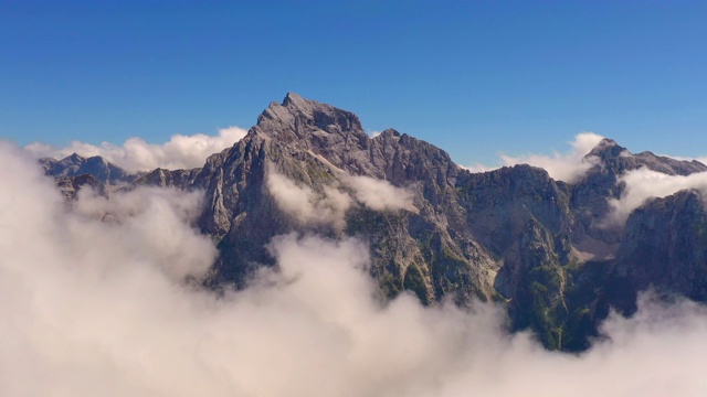 雾中的朱利安阿尔卑斯山