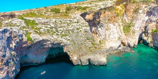 蓝色洞穴在马耳他，从地中海鸟瞰岛屿
