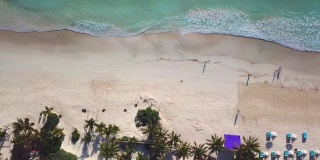 美丽的热带海滩顶视图。无人机拍摄到海滩上碧绿的海水。俯瞰美丽的海滩。加勒比海海滨海滩与绿松石水和海浪鸟瞰图。