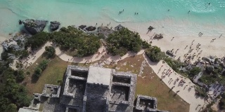位于墨西哥尤卡坦半岛的图卢姆遗址是一个受游客欢迎的目的地。在里维埃拉玛雅俯瞰加勒比海。鸟瞰图
