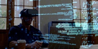 一名男子戴着虚拟眼镜使用笔记本电脑