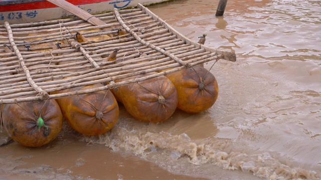 中国甘肃兰州黄河旁的羊皮筏子