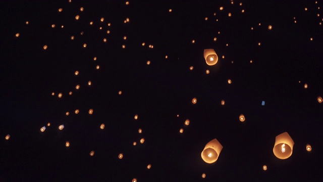 SLO MO在Yee Peng Festival (Yi Peng)举起手放灯笼到天空