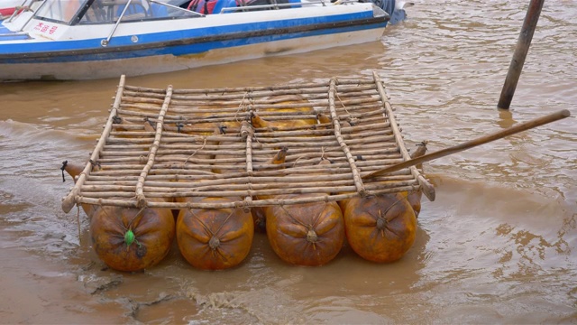 中国甘肃兰州黄河旁的羊皮筏子