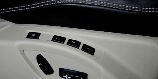右侧驱动汽车电动驾驶员座椅调节，可前后移动和倾斜，并带有位置记忆按钮