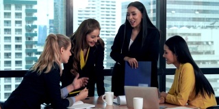 专业商业女性小组会议思考新项目规划。