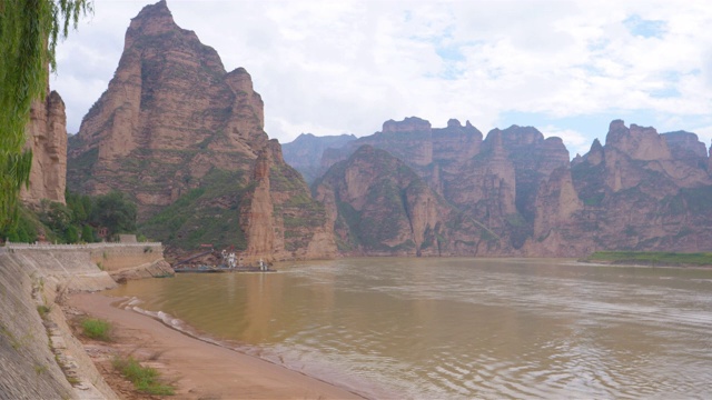 中国甘肃刘家峡冰陵寺黄河景观。