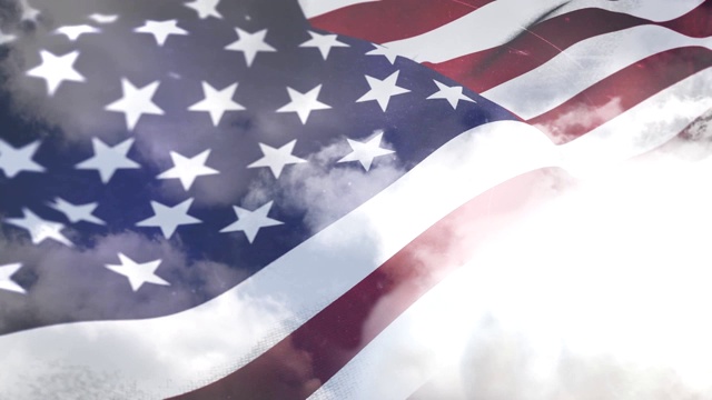美国国旗在多云的天空中飘扬