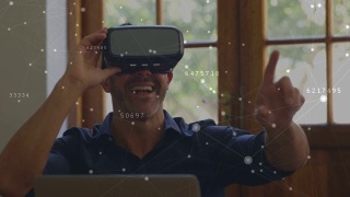 戴着虚拟现实头盔的男人玩得很开心视频素材模板下载