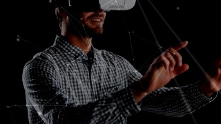 戴着虚拟现实头盔的人在空中乱划视频素材模板下载