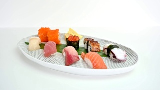 各种日本手握寿司传统食物的白色盘子视频素材模板下载