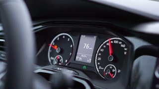 汽车仪表盘速度表转速表80公里每小时欧洲汽车视频素材模板下载