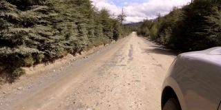 驱动板。汽车上的乡村道路，土质，木槌山脉，山谷- POV