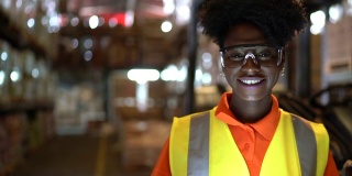 年轻的非洲工人在仓库使用数字平板电脑的肖像