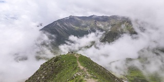 中国四川省小金县巴郎山景的夏季云团在一峰之间移动