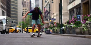 活跃的年轻滑板手在纽约大街上玩滑板。
