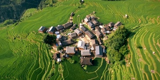 中国贵州家邦，稻梯田间的Aerila村屋。