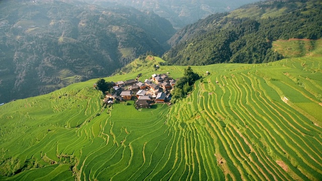 中国贵州家邦，稻梯田间的Aerila村屋。