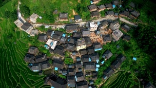 中国贵州家邦，稻梯田间的Aerila村屋。视频素材模板下载