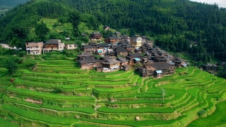 中国贵州家邦，稻梯田间的Aerila村屋。视频素材模板下载