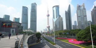 通过东方明珠大厦和陆家嘴商业区摩天大楼，可以看到浦东的天际线，中国上海。