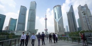 通过东方明珠大厦和陆家嘴商业区摩天大楼，可以看到浦东的天际线，中国上海。