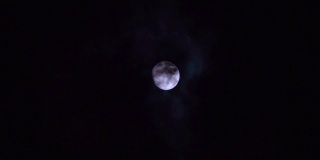 晚上有云的满月