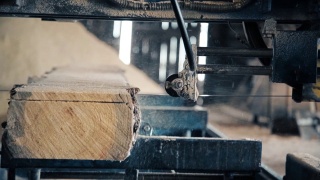春天，锯木厂会生产木板视频素材模板下载