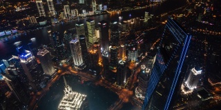 4k时间推移:航拍上海城市天际线全景，摩天大楼灯光秀和晚上的交通，中国。