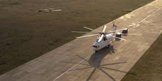 运输直升机Mi-26 TC装车，鸟瞰图。